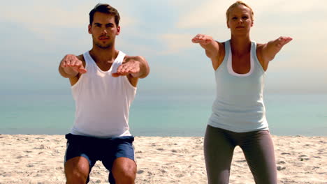 Freunde-Machen-Zusammen-Pilates-Am-Strand