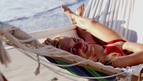 Mujer-Atractiva-En-Bikini-Rojo-En-Una-Hamaca.