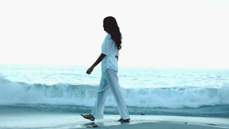 Mujer-Caminando-En-La-Playa