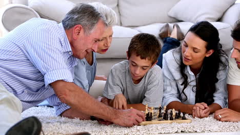 Großfamilie-Spielt-Zusammen-Schach