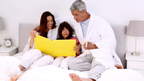 Parents-and-their-daugher-reading-book