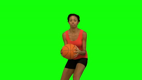 Hübsche-Frau-Fängt-Und-Wirft-Einen-Basketball-Auf-Einem-Grünen-Bildschirm