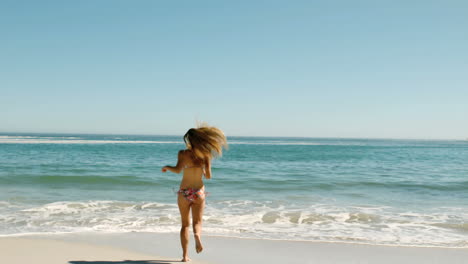 Young-woman-running-on-the-beach