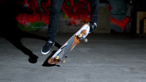 Patinador-Rodando-En-Truco-Kickflip