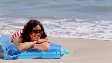 Niña-Tomando-El-Sol-En-Una-Colchoneta-En-La-Playa