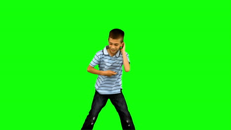 Kleiner-Junge-Tanzt-Auf-Grünem-Bildschirm