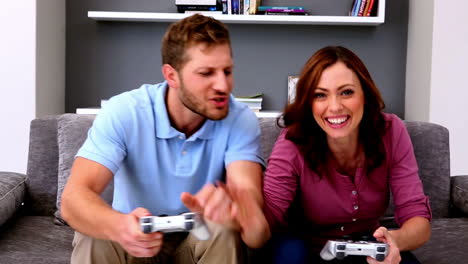 Couple-playing-video-games