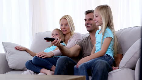 Familie-Vor-Dem-Fernseher-Auf-Dem-Sofa