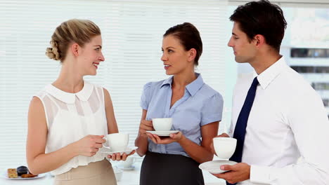 Laughing-business-people-having-a-conversation-at-break-time