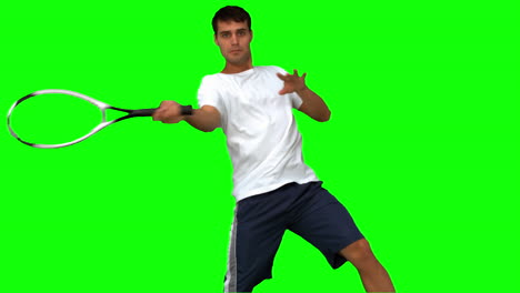 Hombre-Entrenando-Mientras-Juega-Tenis-En-Pantalla-Verde