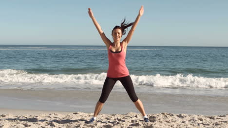 Glückliche-Frau-Beim-Training-Am-Strand