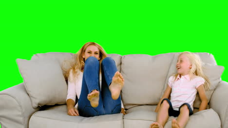 Mutter-Und-Tochter-Springen-Auf-Dem-Sofa-Auf-Dem-Greenscreen