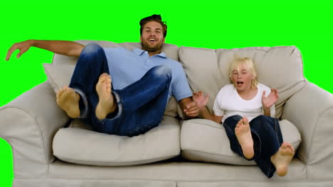 Vater-Und-Sohn-Springen-Auf-Dem-Sofa-Auf-Dem-Greenscreen