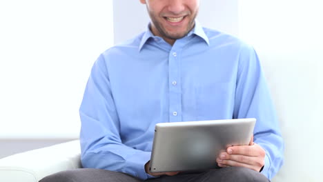 Geschäftsmann-Mit-Einem-Tablet-Auf-Einer-Couch