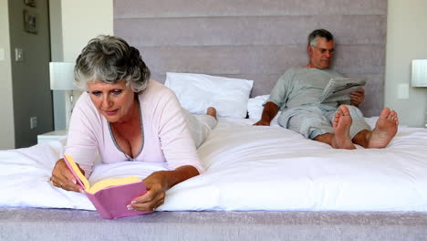 Pareja-Madura-Leyendo-En-El-Dormitorio