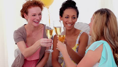 Freunde-Stoßen-Auf-Einer-Party-Mit-Champagner-An