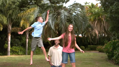 Kinder-Springen-Auf-Einem-Trampolin-