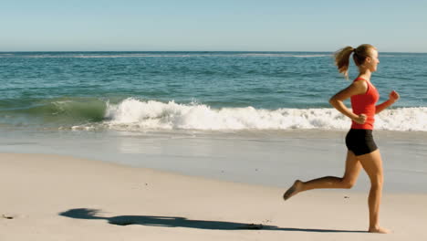 Frau-Mit-Rotem-Tanktop-Läuft-Am-Strand