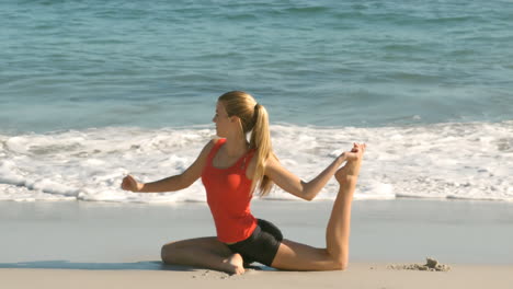 Frau-Streckt-Ihr-Bein-Am-Strand