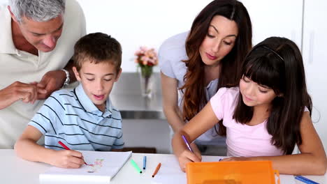 Niños-Coloreando-Con-Sus-Padres