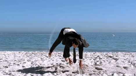 Empresario-Haciendo-Acrobacias-En-La-Playa