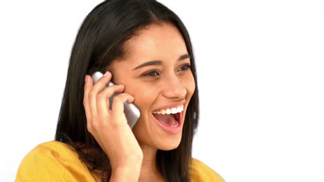 Mujer-Hablando-Por-Teléfono-Sobre-Fondo-Blanco-