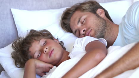Vater-Und-Sohn-Schlafen-Zusammen