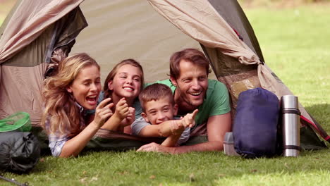 Junge-Familie-Liegt-In-Ihrem-Zelt