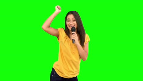 Mujer-Cantando-Y-Bailando-En-Pantalla-Verde