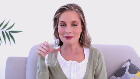 Mujer-Tranquila-Bebiendo-Un-Vaso-De-Agua