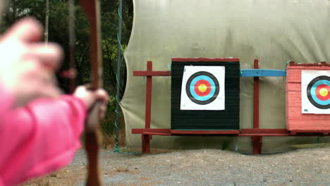 Mujer-Disparando-Arco-Y-Flecha-Al-Objetivo