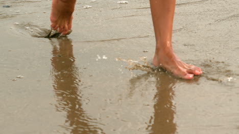 Weibliche-Füße-Zu-Fuß-Am-Strand