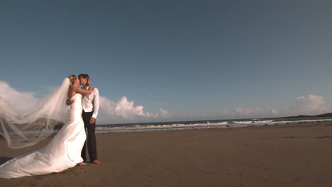 Glückliches-Brautpaar-Küsst-Sich-Am-Strand