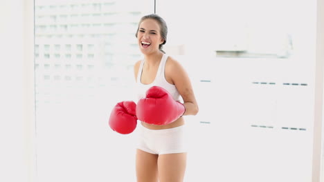 Hermosa-Joven-Golpeando-Con-Guantes-De-Boxeo-Rojos