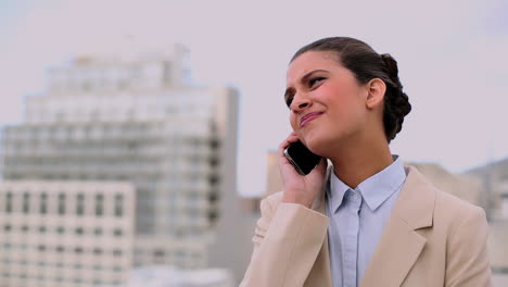 Hermosa-Empresaria-Pensativa-Haciendo-Una-Llamada-Telefónica