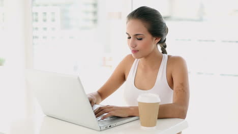 Schöne-Junge-Frau-Mit-Ihrem-Laptop