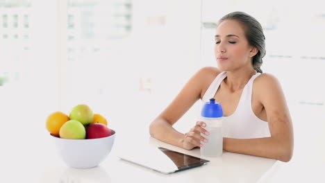 Schöne-Junge-Frau,-Die-Nach-Dem-Training-Einen-Drink-Nimmt