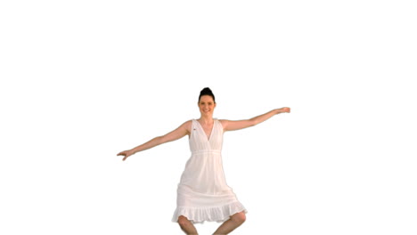 Schönes-Junges-Modell-Im-Weißen-Kleid-Springen