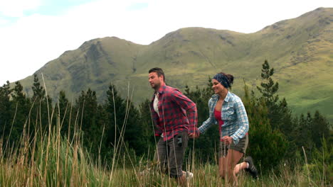 Pareja-Atlética-Corriendo-Por-El-Campo