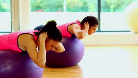 Schöne-Konzentrierte-Frauen-Trainieren-Ihren-Bauch-