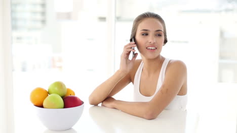 Schöne-Junge-Frau-Spricht-Auf-Ihrem-Telefon