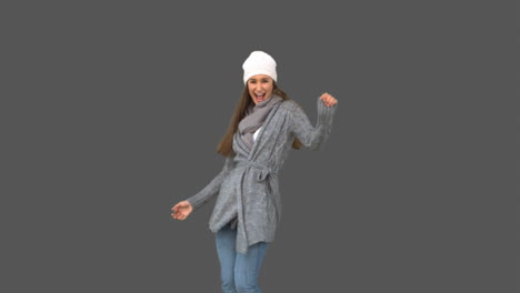 Fröhliches-Junges-Model-In-Winterkleidung-Tanzt