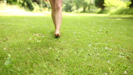 Weibliche-Beine-Auf-Dem-Gras-Laufen-In-Richtung-Kamera