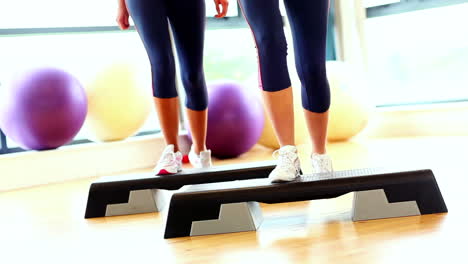 Mujeres-Jóvenes-Delgadas-Entrenando-Sus-Piernas-