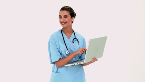 Hermosa-Enfermera-Divertida-Usando-Una-Computadora-Portátil