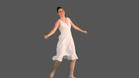 Elegante-Frau-Im-Weißen-Kleid-Tanzt