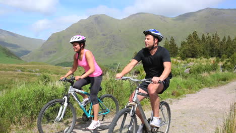 Pareja-Montando-Sus-Bicicletas-De-Montaña