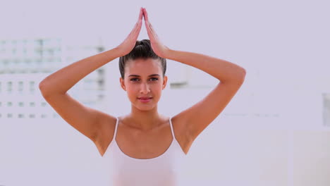Entspannte-Schöne-Frau-Praktiziert-Yoga