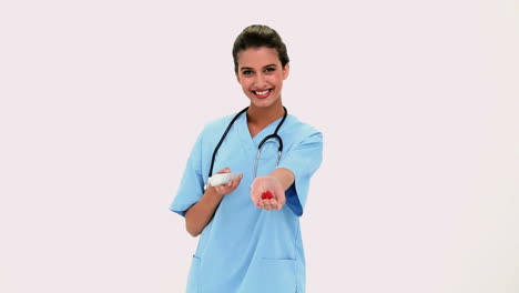 Hermosa-Enfermera-Complacida-Vaciando-Una-Caja-De-Medicamentos