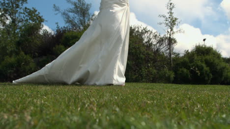 Braut-Im-Hochzeitskleid,-Die-Auf-Gras-Geht